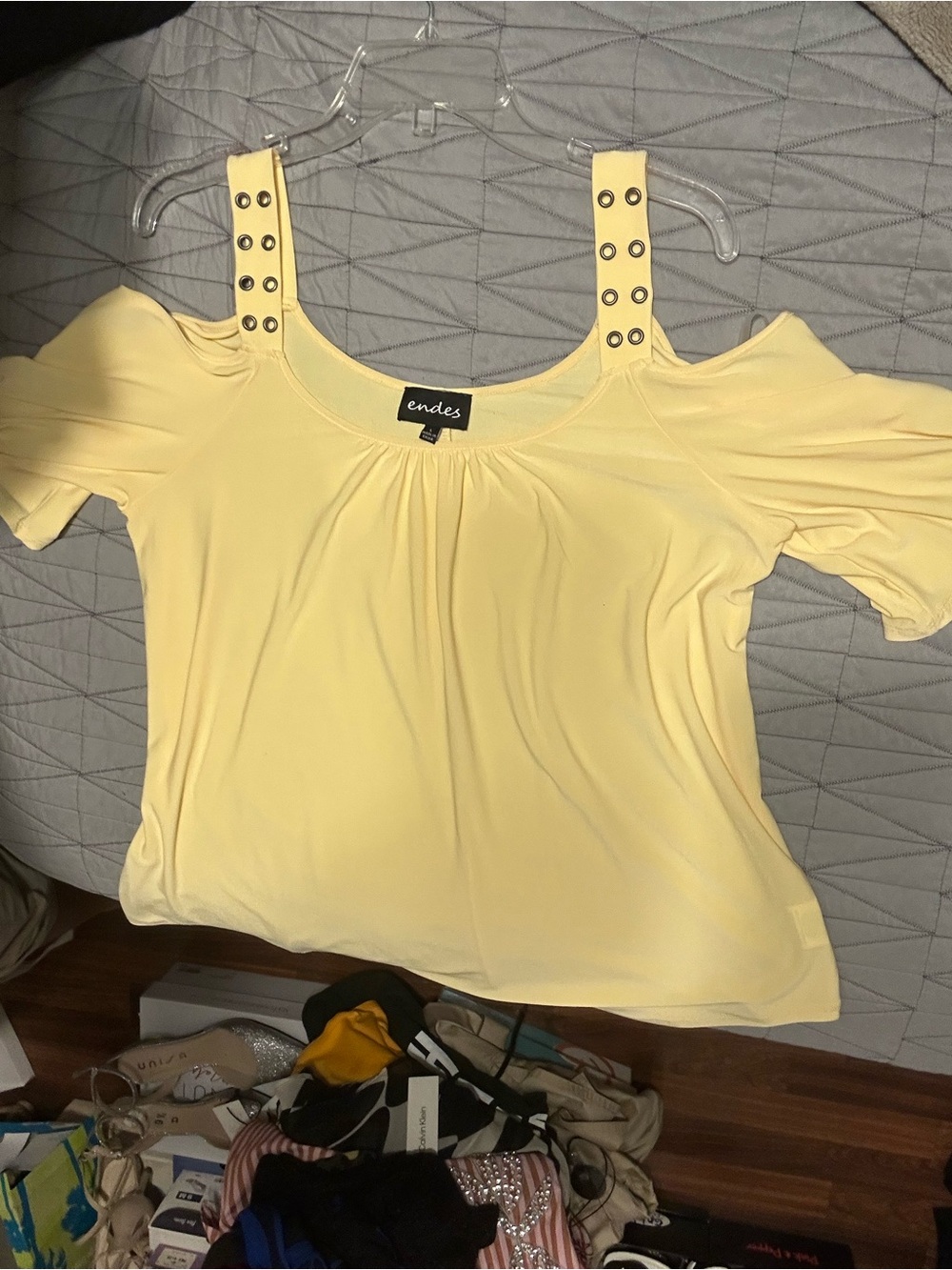 Endes Yellow Cold-Shoulder Grommet Strap Women’s Top Y2K Size Large